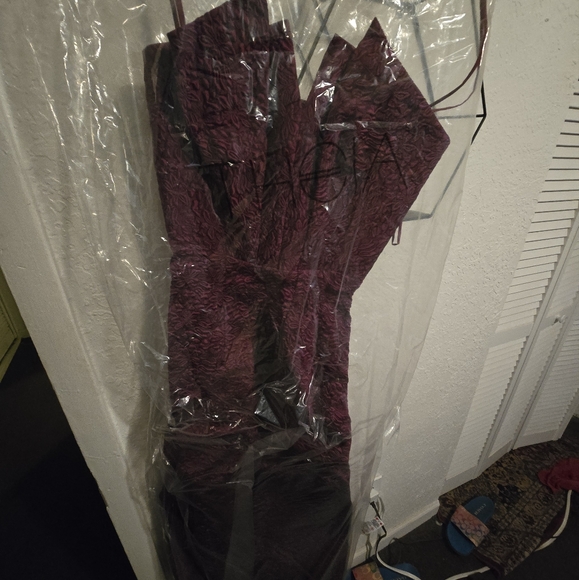 Dresses - Picture 1 of 2